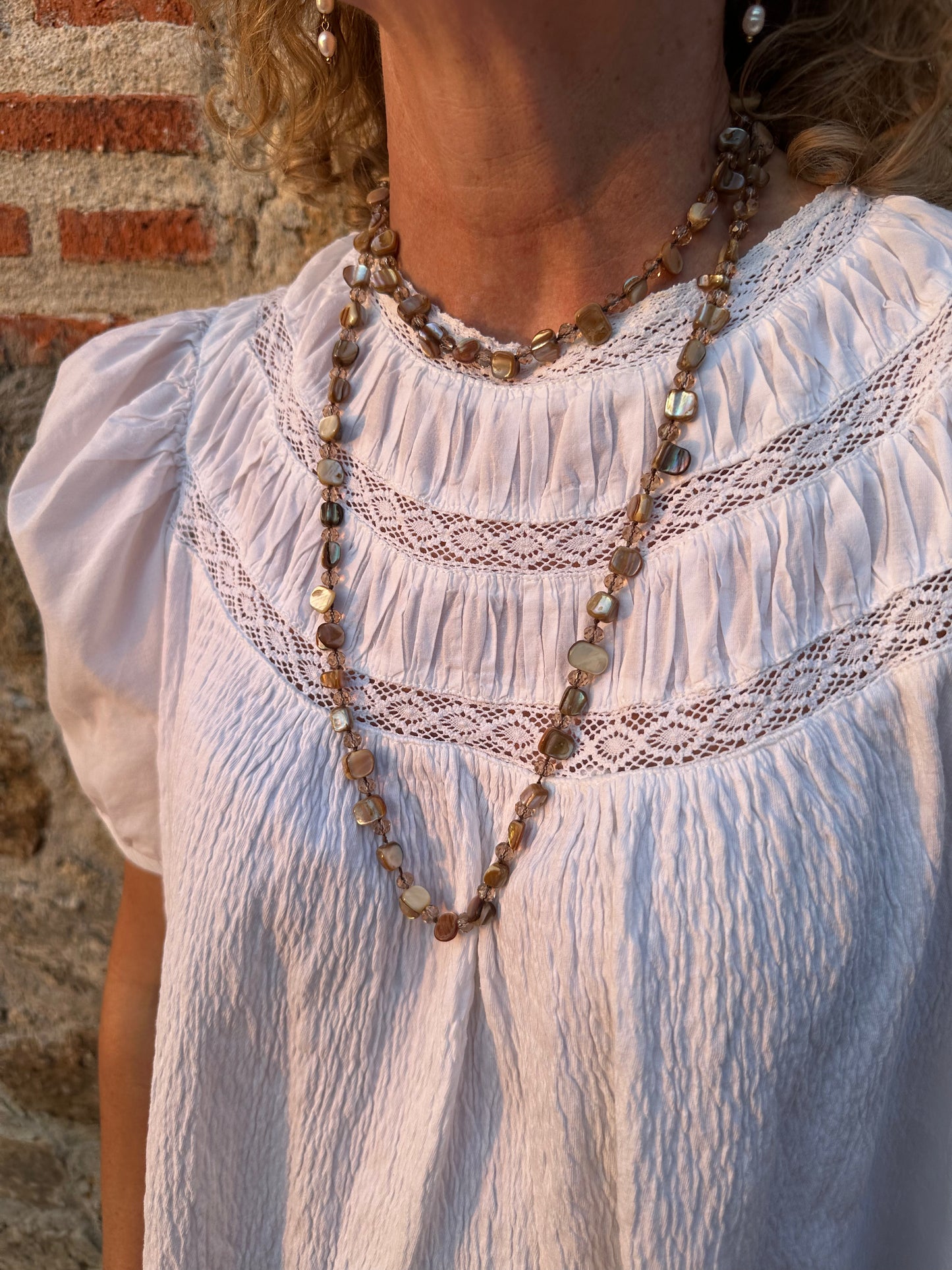 Collar largo con piedras y cuentas de cristal en tonos beige muy especial, con posibilidad de dar varias vueltas.