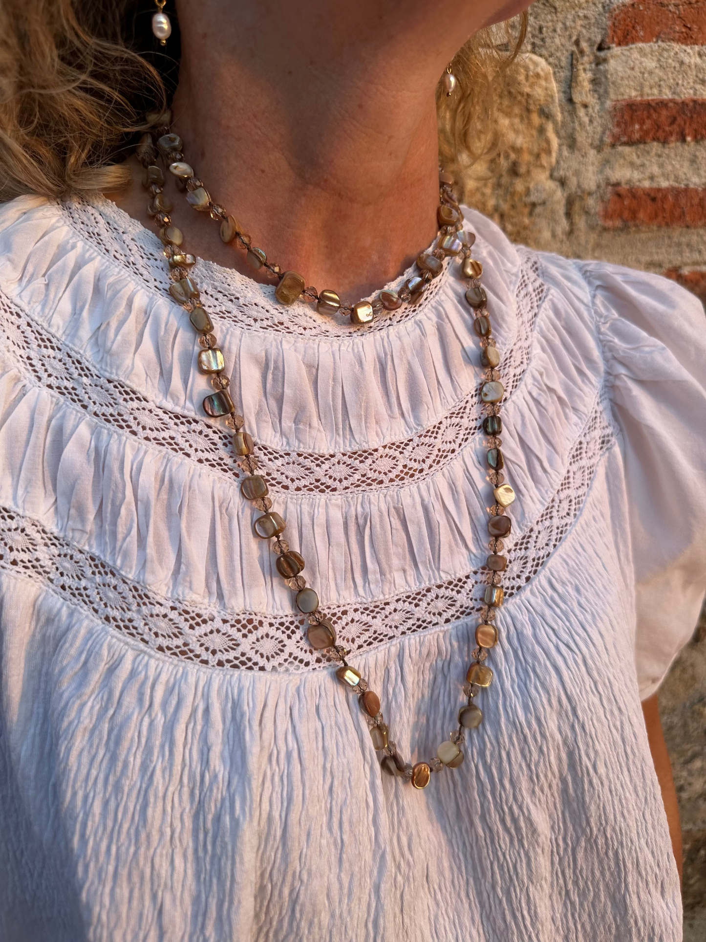Collar largo con piedras y cuentas de cristal en tonos beige muy especial, con posibilidad de dar varias vueltas.