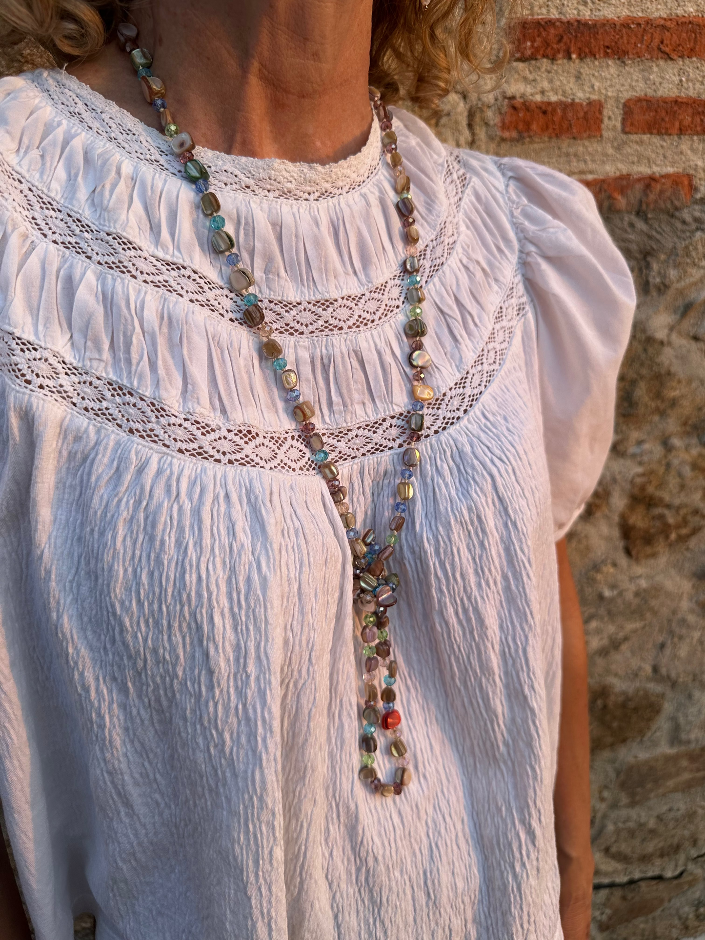 Collar largo de piedras y cuentas en color multicolor