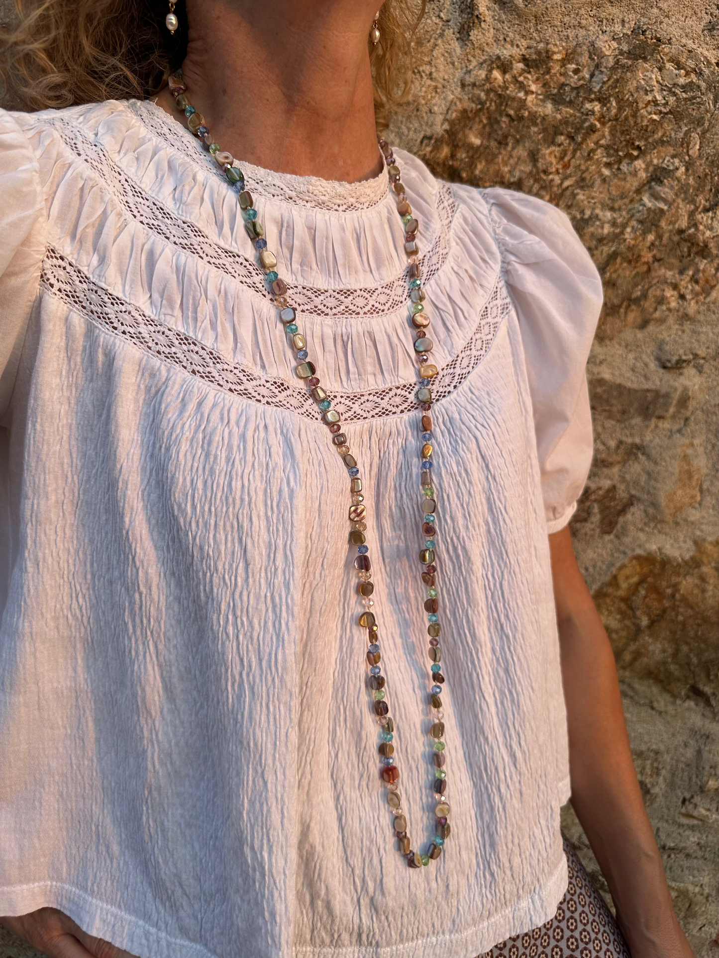 Collar largo con piedras y cuentas de cristal en tonos multicolor pastel. Es muy especial, con posibilidad de dar varias vueltas.