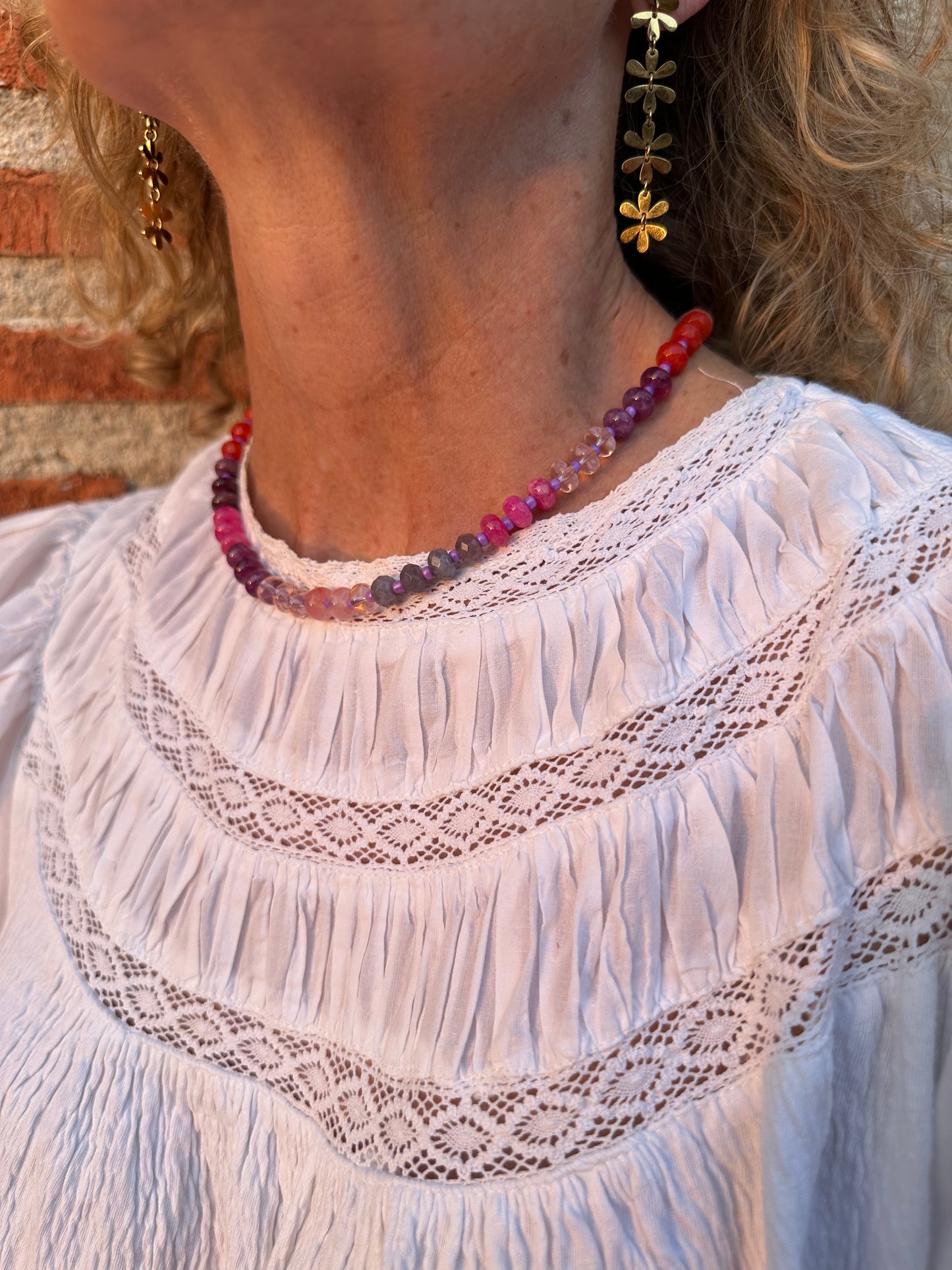 Collar con piedras en tonos rosas, rojos y morados muy especial, con alargadera de acero inoxidable.