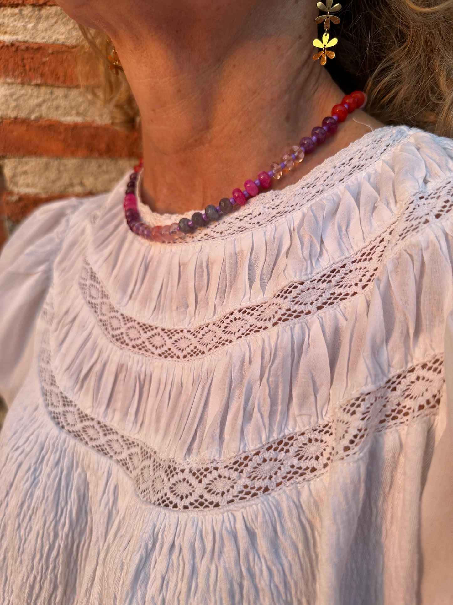 Collar con piedras en tonos rosas, rojos y morados muy especial, con alargadera de acero inoxidable.