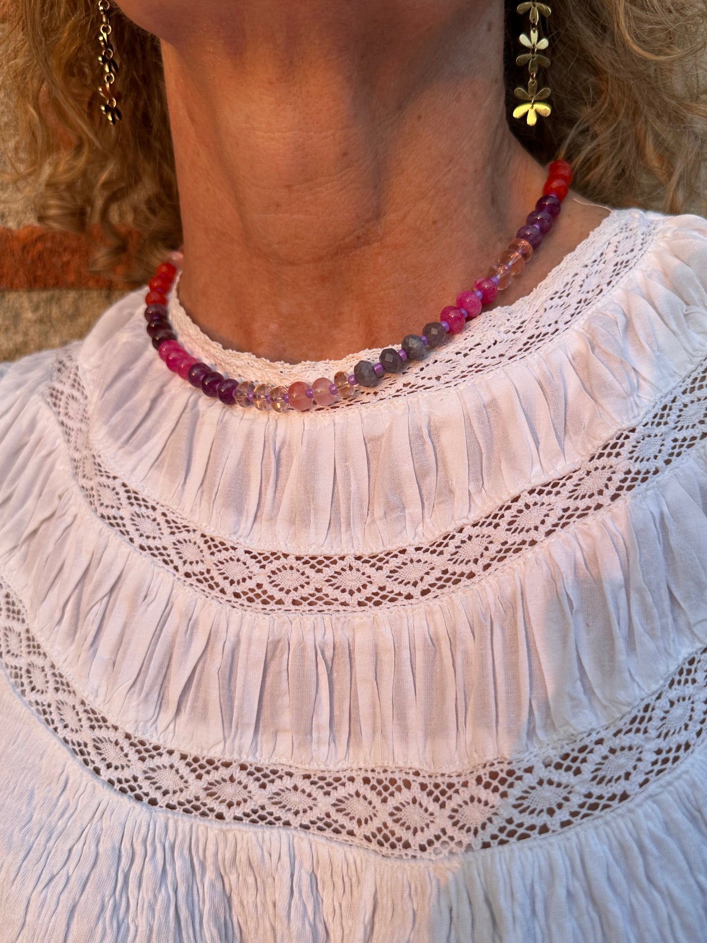 Collar con piedras en tonos rosas, rojos y morados muy especial, con alargadera de acero inoxidable.