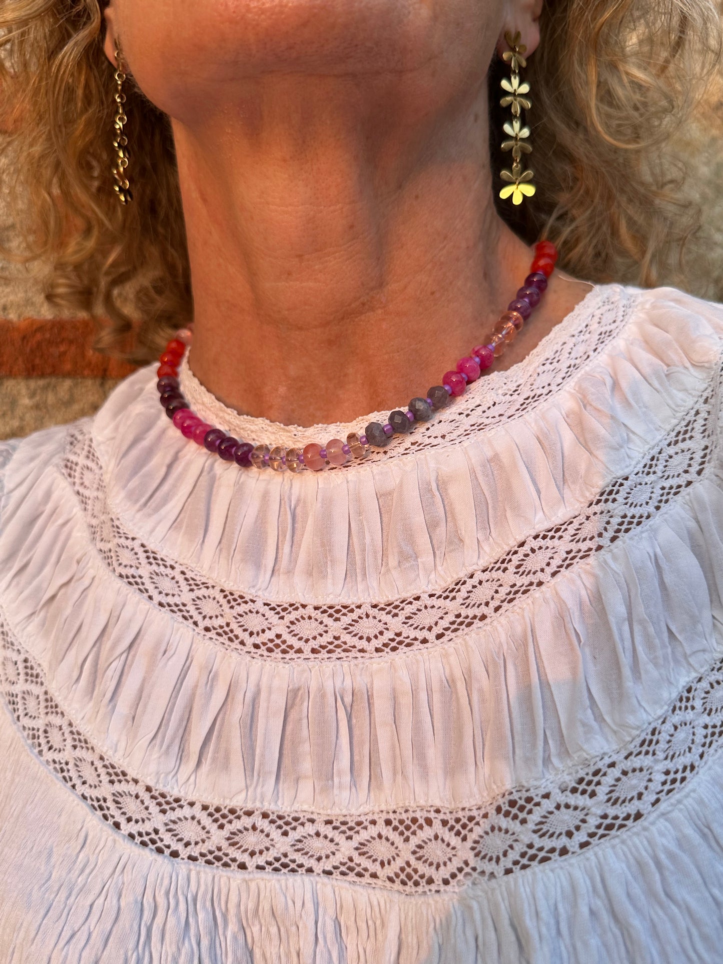 Collar con piedras en tonos rosas, rojos y morados muy especial, con alargadera de acero inoxidable.