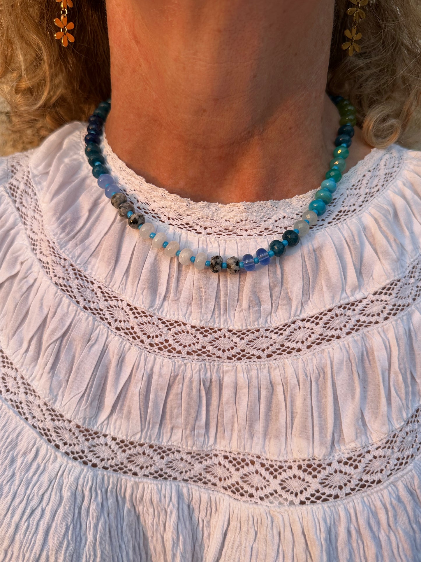 Collar con piedras en distintos tonos azules muy especial, con alargadera de acero inoxidable.