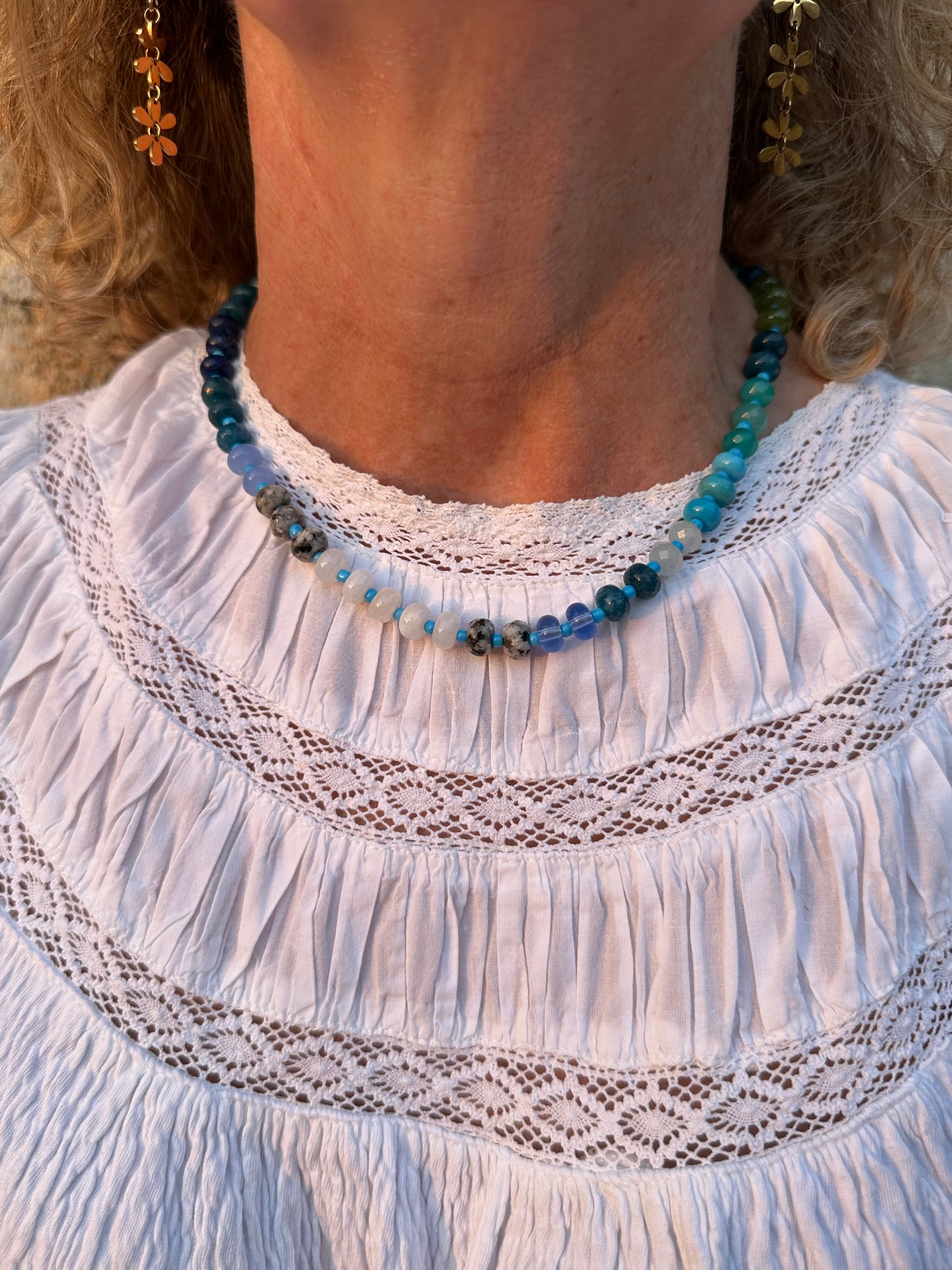 Collar con piedras en distintos tonos azules muy especial, con alargadera de acero inoxidable.