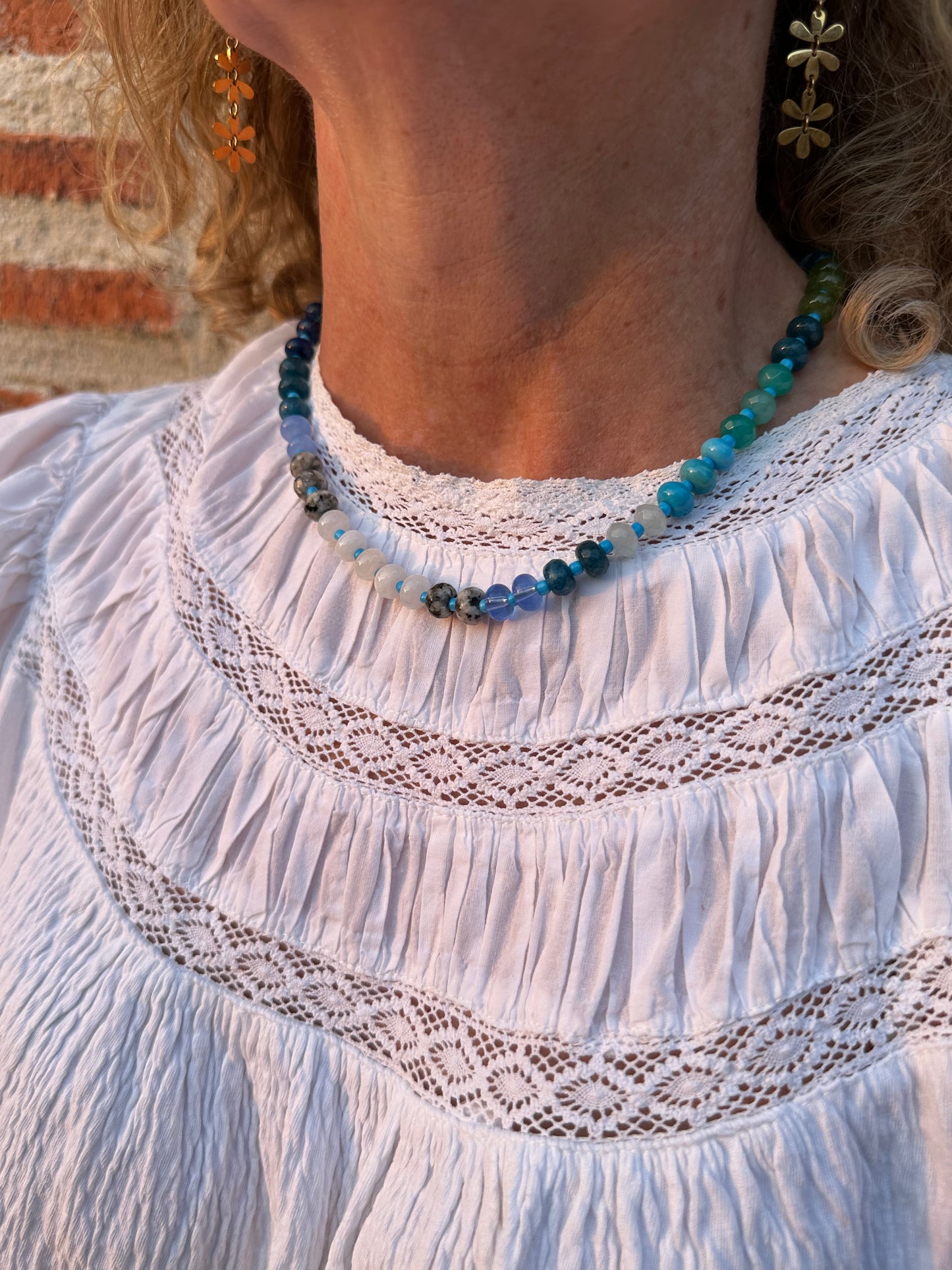 Collar con piedras en distintos tonos azules muy especial, con alargadera de acero inoxidable.
