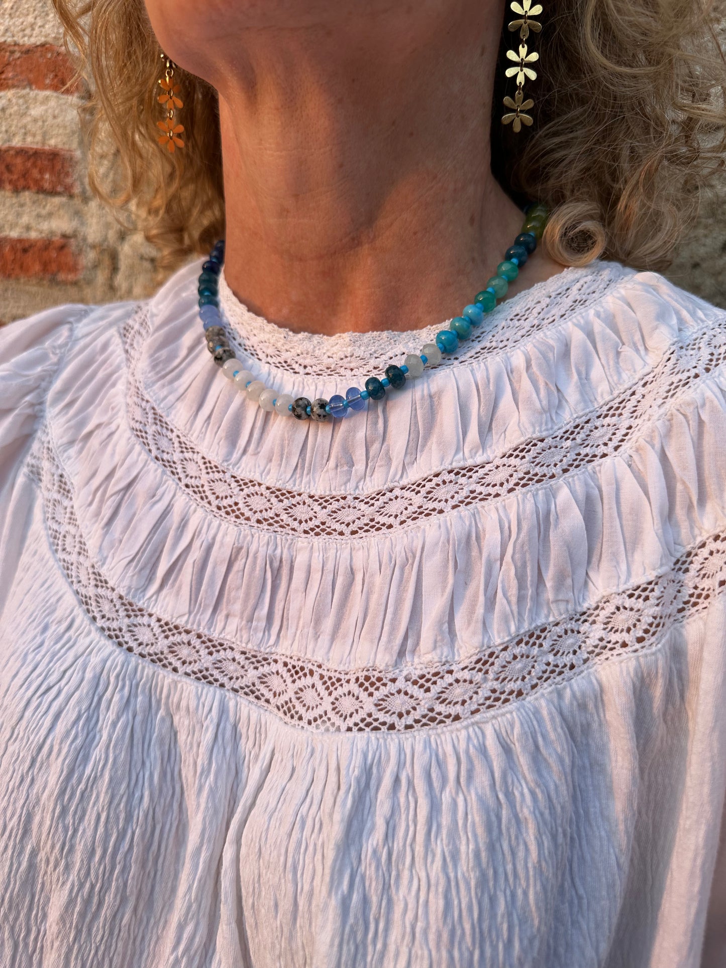 Collar con piedras en distintos tonos azules muy especial, con alargadera de acero inoxidable.