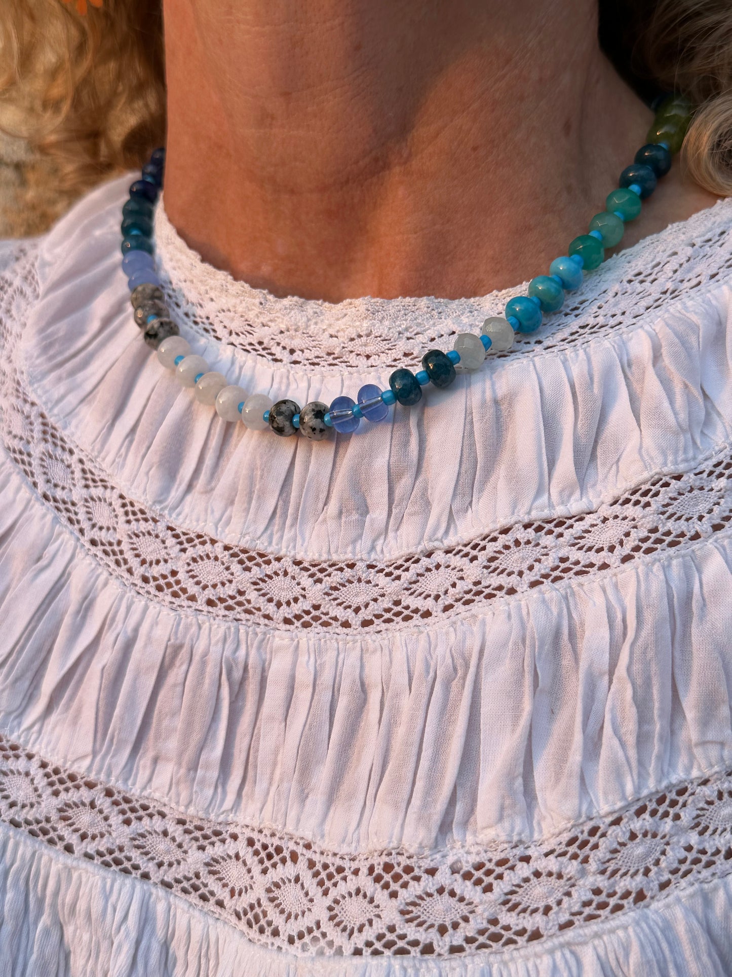Collar con piedras en distintos tonos azules muy especial, con alargadera de acero inoxidable.