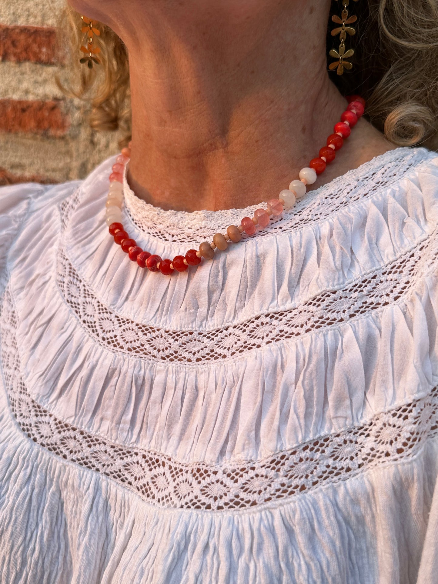 Collar con piedras en distintos tonos corales y naranjas muy especial, con alargadera de acero inoxidable.