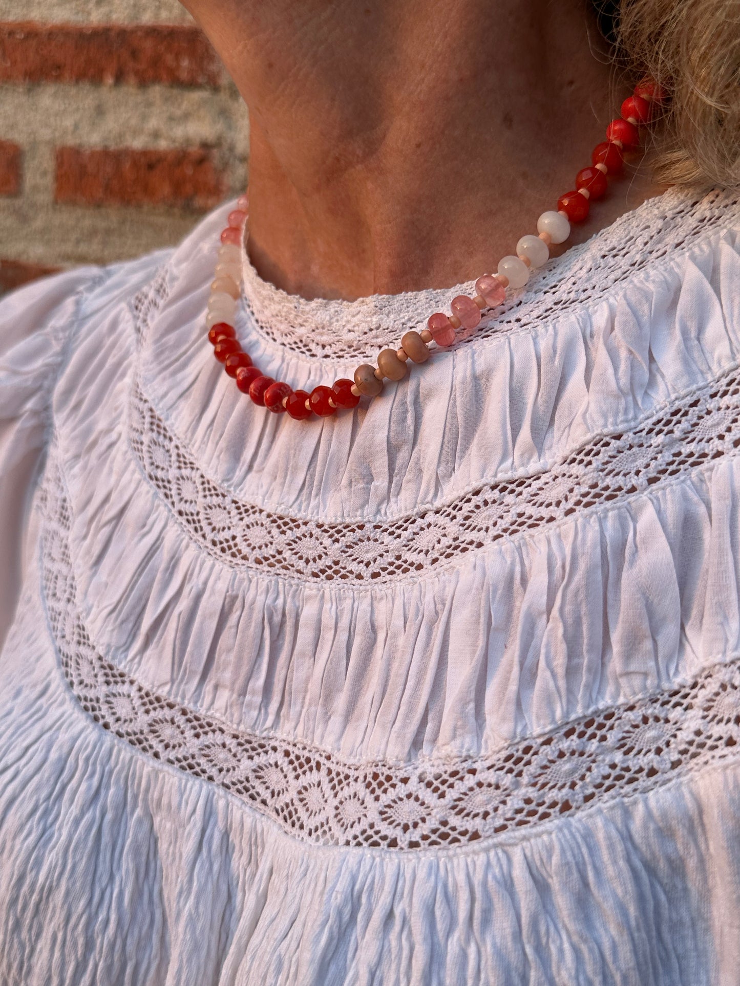 Collar con piedras en distintos tonos corales y naranjas muy especial, con alargadera de acero inoxidable.
