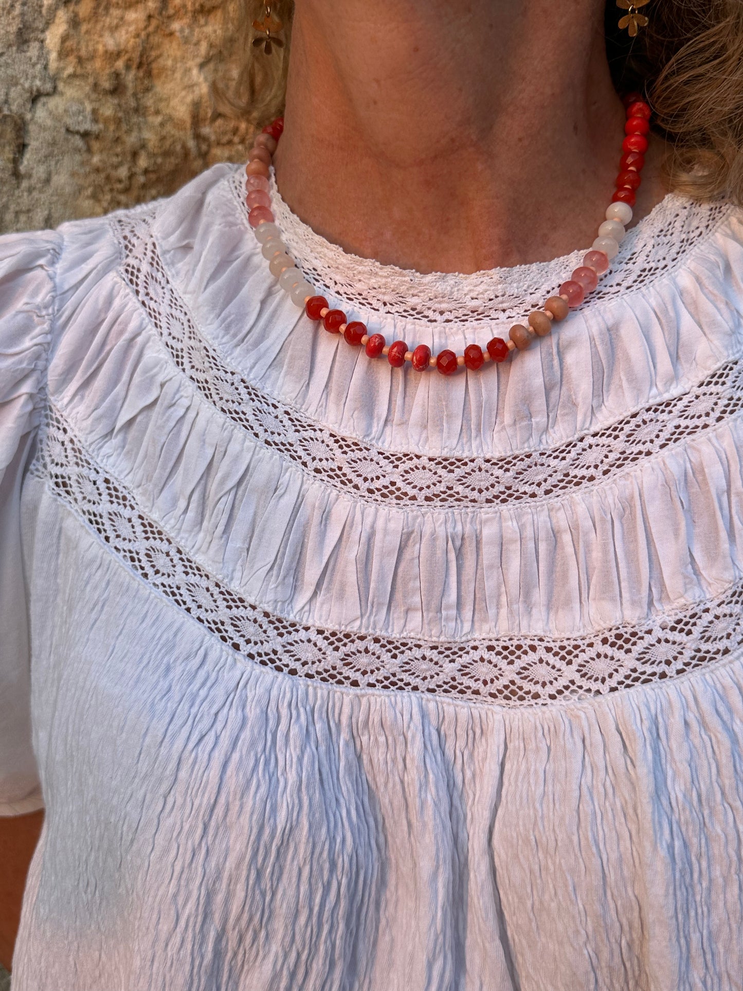 Collar con piedras en distintos tonos corales y naranjas muy especial, con alargadera de acero inoxidable.