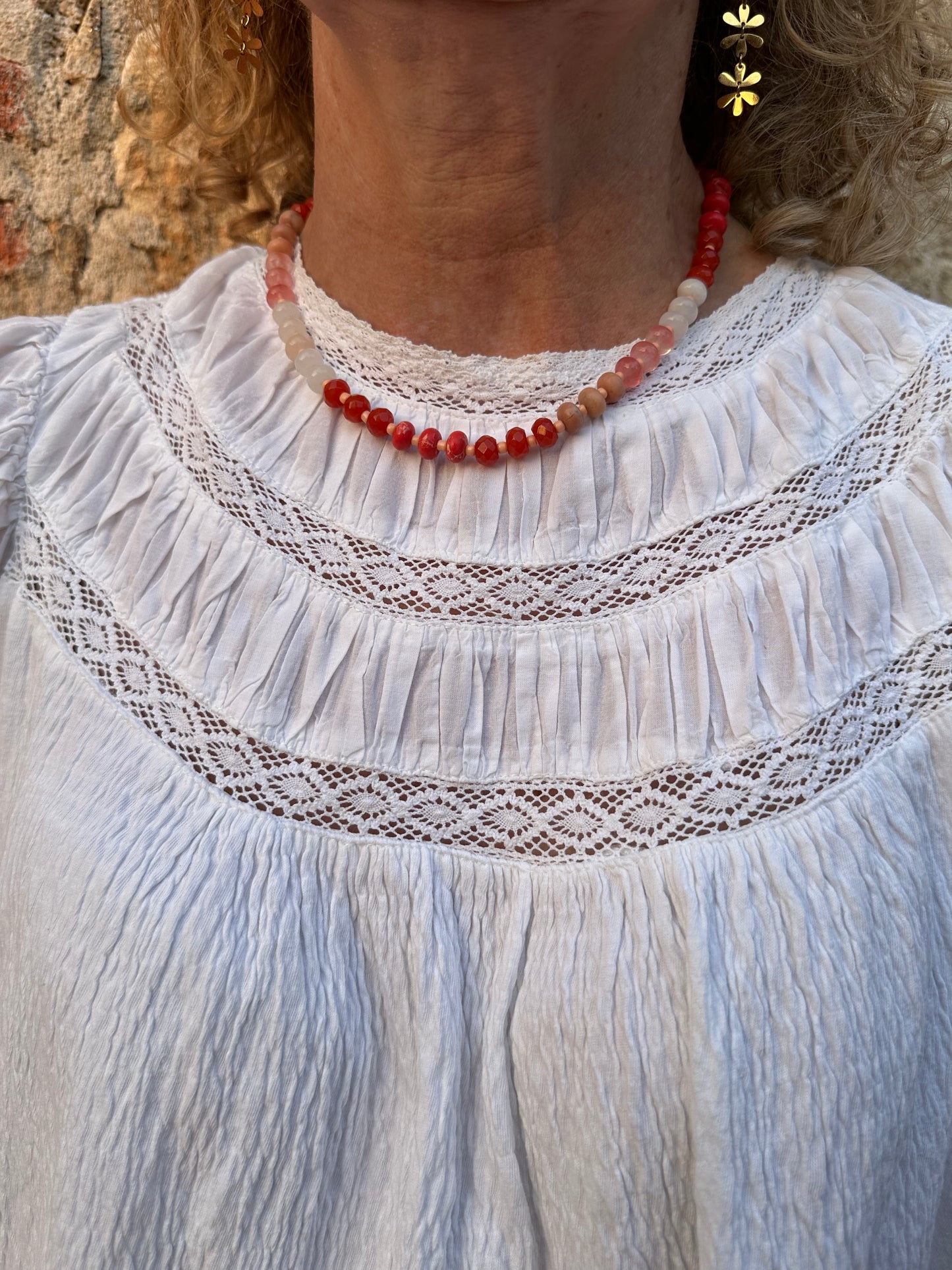 Collar con piedras en distintos tonos corales y naranjas muy especial, con alargadera de acero inoxidable.