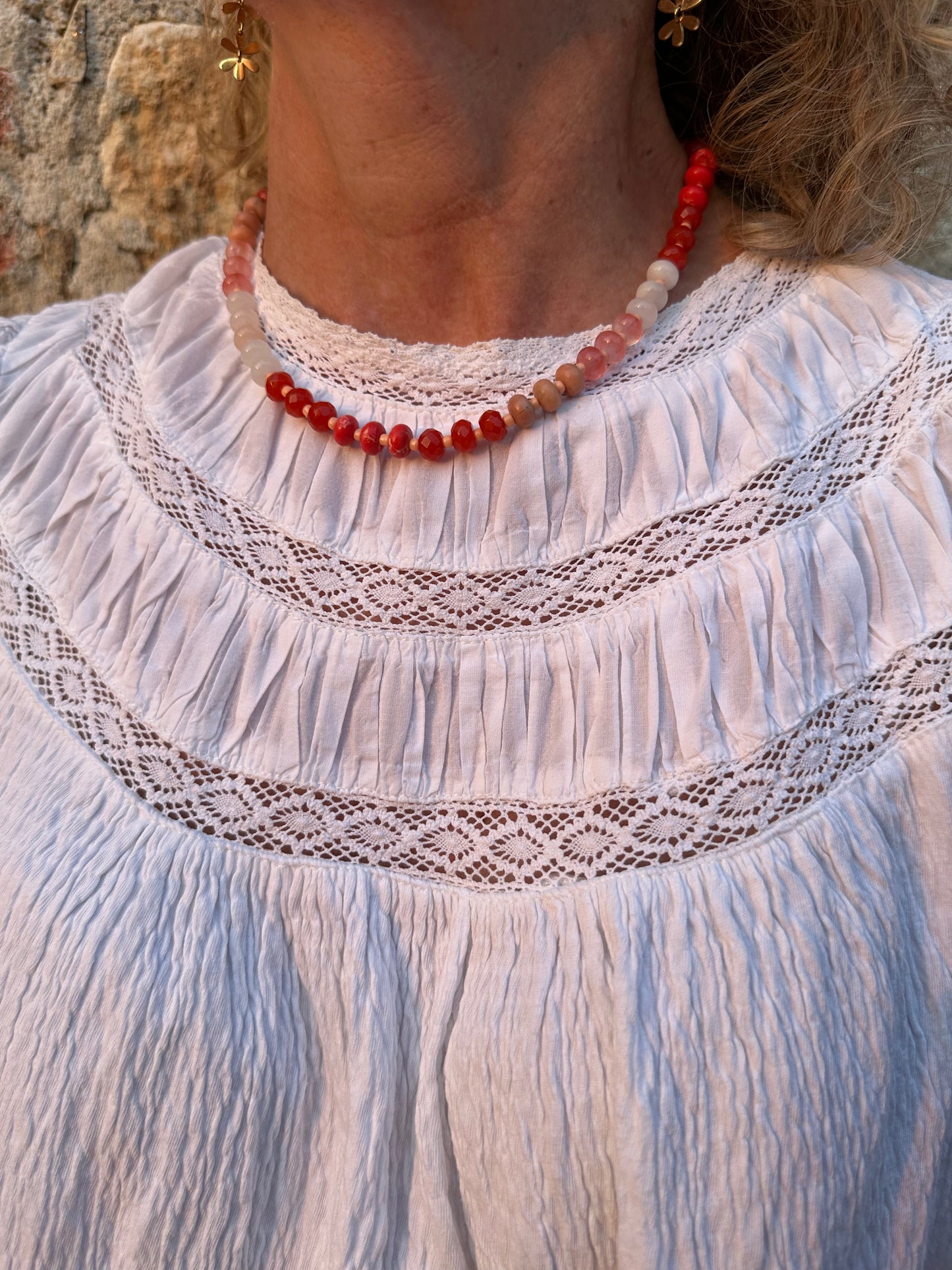 Collar con piedras en distintos tonos corales y naranjas muy especial, con alargadera de acero inoxidable.