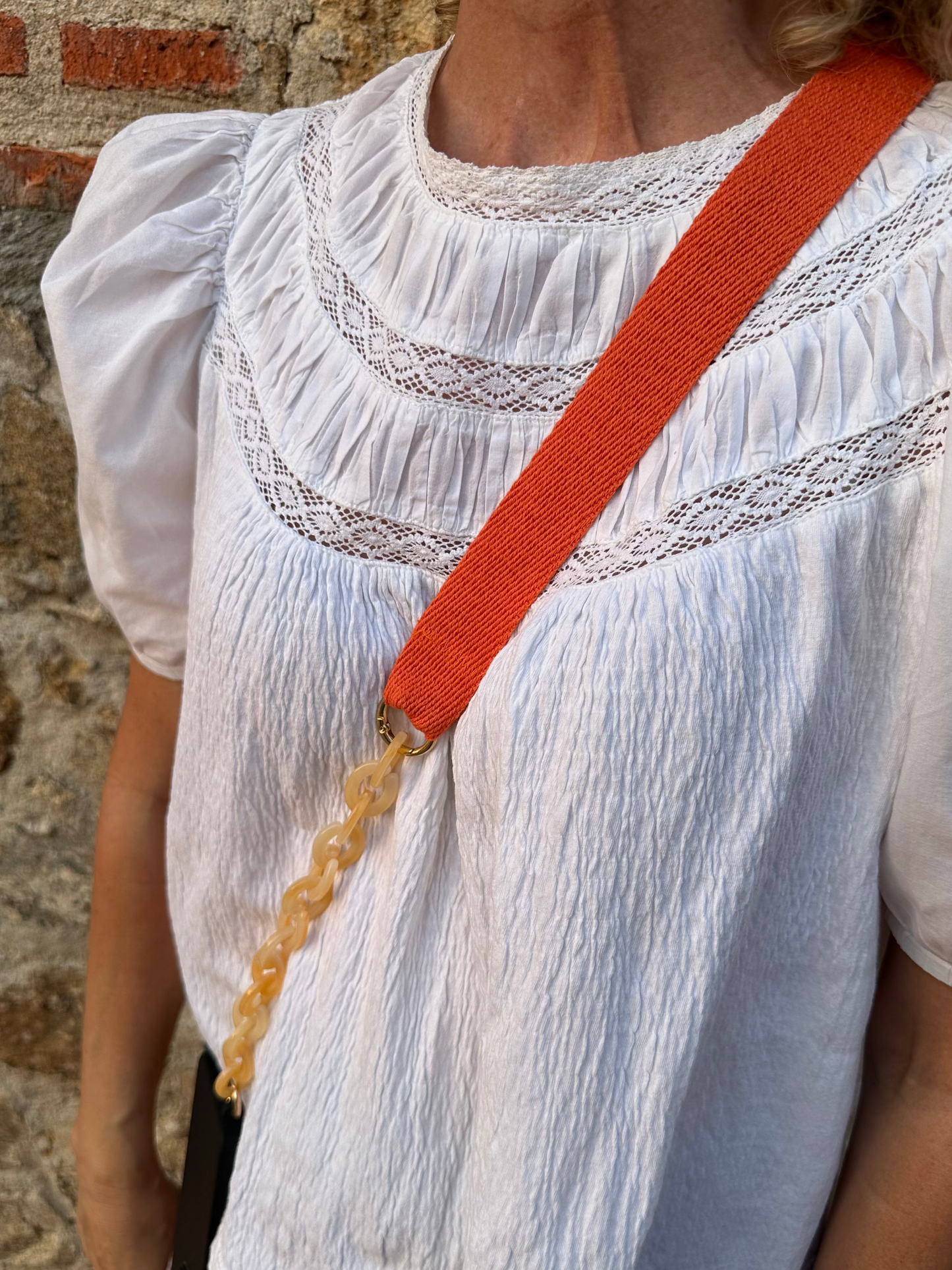 Cuelgamóvil color naranja con eslabones beige. Ajustable y con arandelas de acero inoxidable.
