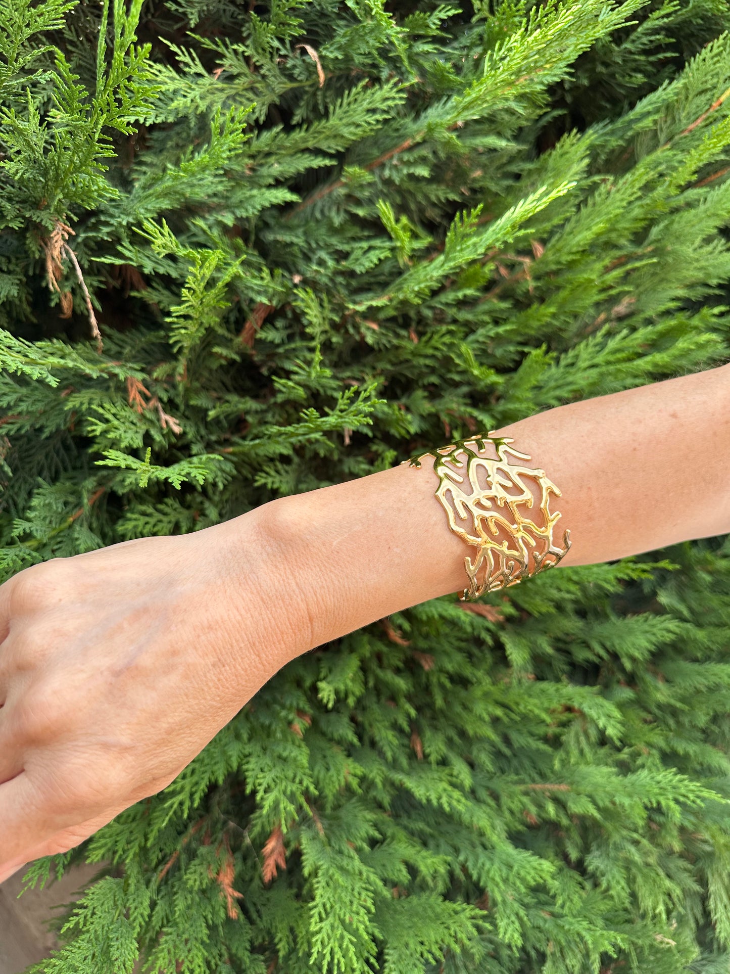 Brazalete de acero inoxidable ajustable. En color dorado.