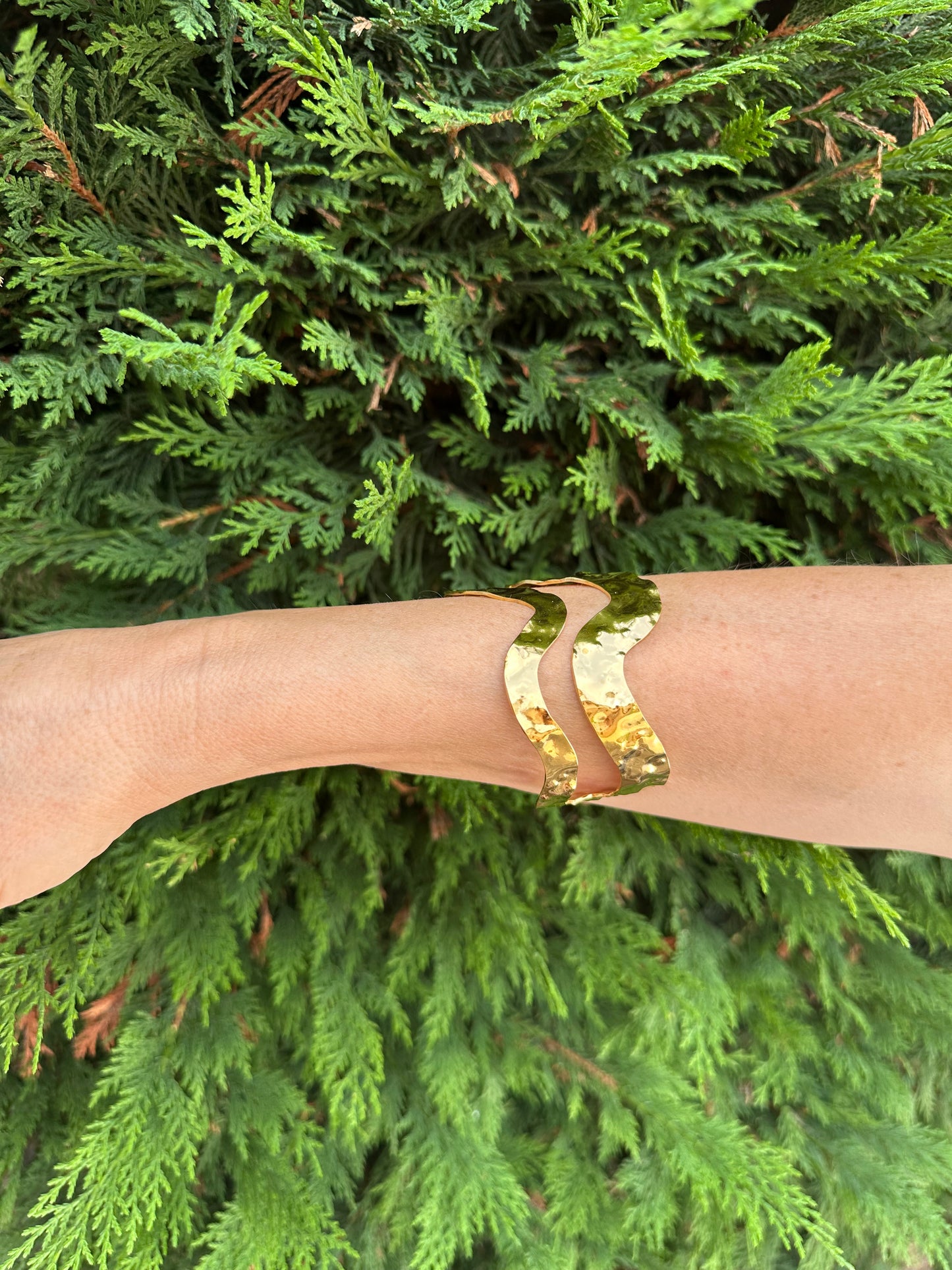 Brazalete de acero inoxidable ajustable. En color dorado. Diseño muy original.