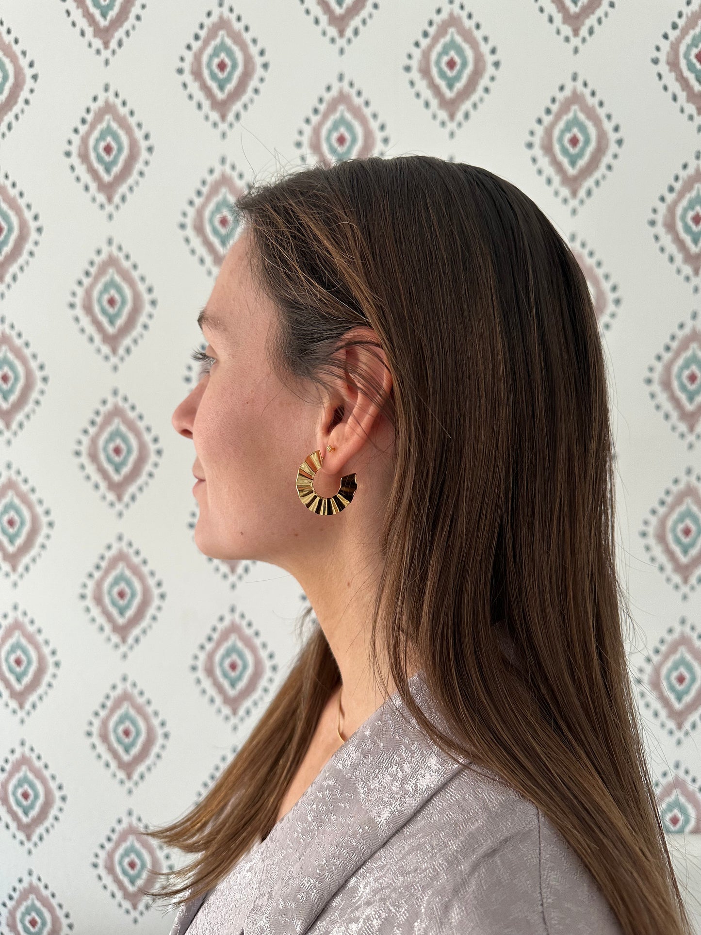 Aros planos con relieve de acero inoxidable en color oro. Estos pendientes son perfectos para elevar tus looks en el día a día. Son hipoalergénicos.