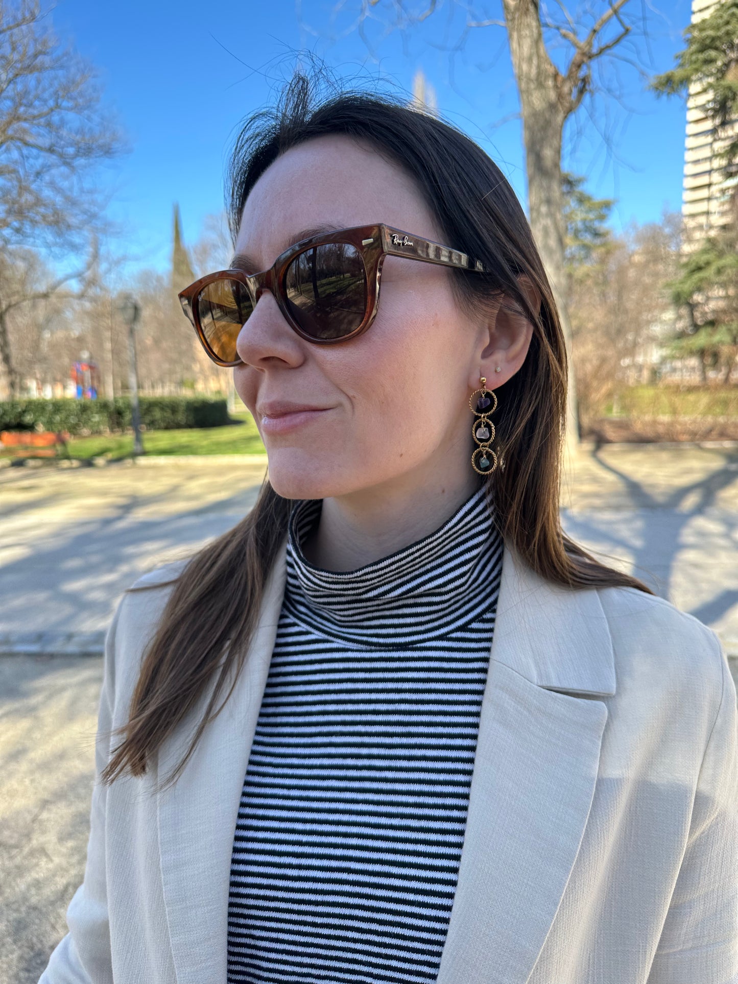 Pendientes para invitada de acero inoxidable y piedras en color oro. Estos pendientes son perfectos para elevar tus looks en eventos. Son hipoalergénicos.