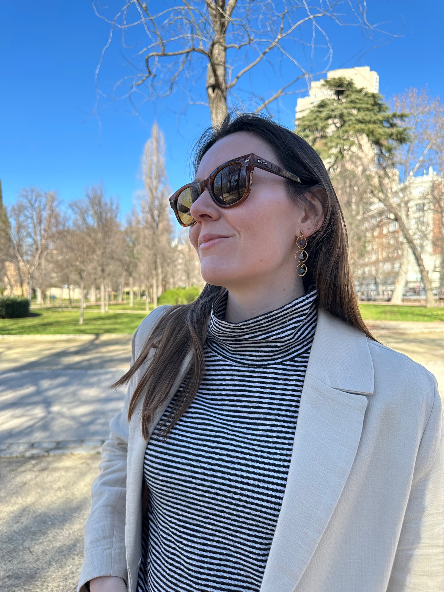 Pendientes para invitada de acero inoxidable y piedras en color oro. Estos pendientes son perfectos para elevar tus looks en eventos. Son hipoalergénicos.