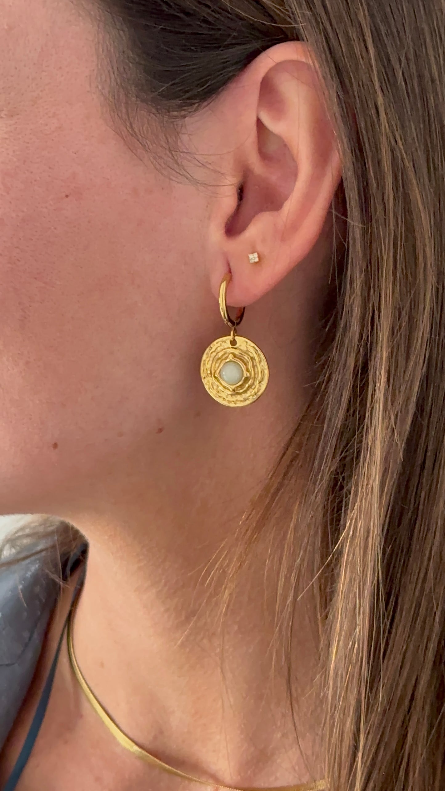 Pendientes para invitada de acero inoxidable en color oro y piedra fluorita. Estos pendientes son perfectos para elevar tus looks en eventos. Son hipoalergénicos.