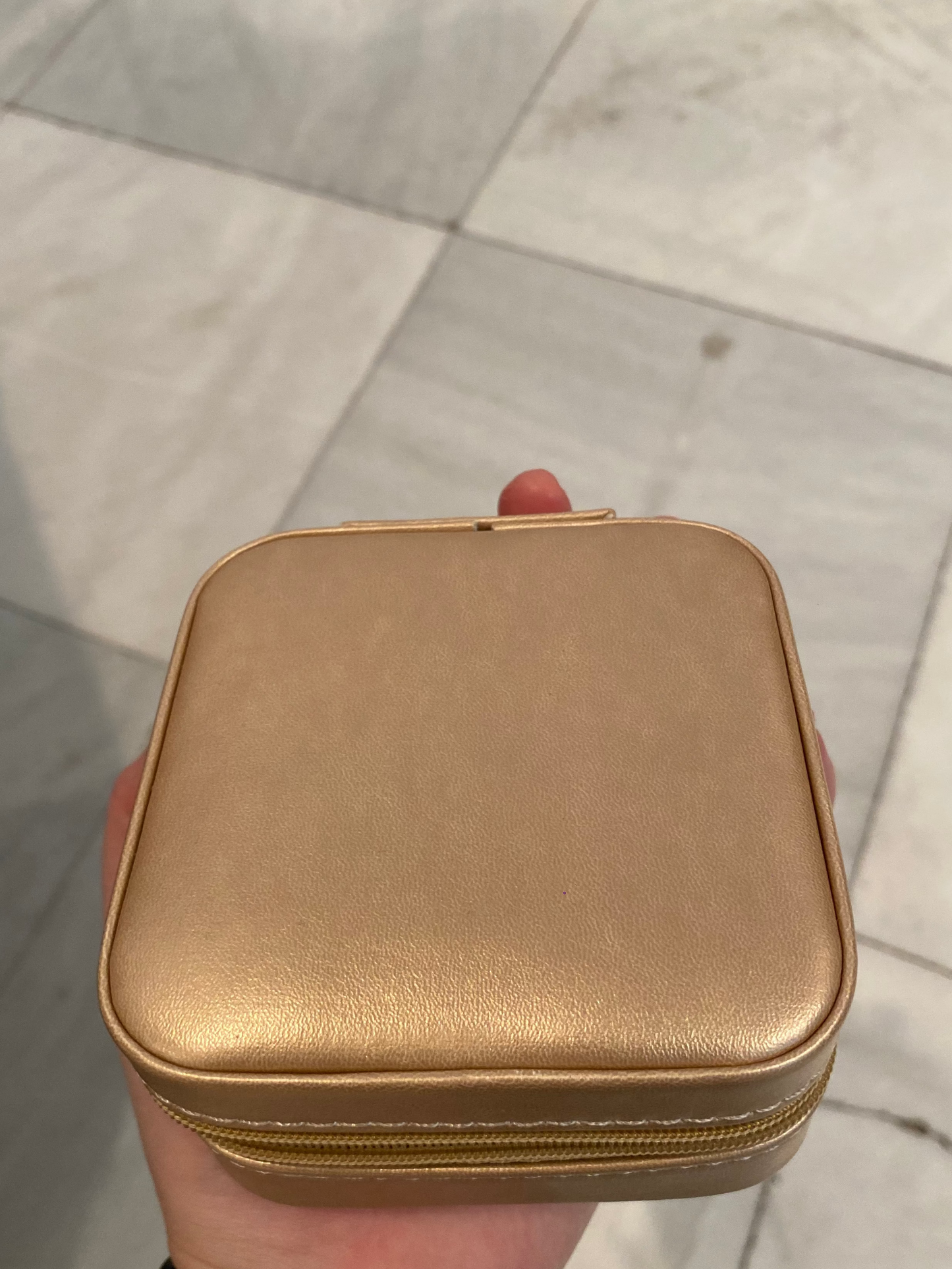 Joyero de viaje de piel con diferentes compartimentos. Se puede personalizar con las iniciales o el nombre.