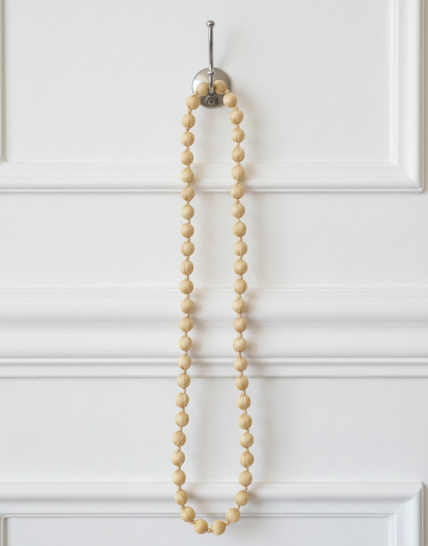 Collar largo con cuentas de madera forrado con seda de color beige, muy especial, con posibilidad de dar varias vueltas. ¡No pesa nada!