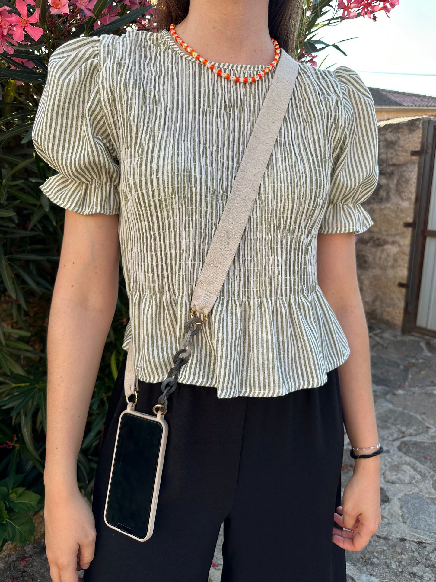 Cuelgamóvil color beige con eslabones grises. Ajustable y con arandelas de acero inoxidable.