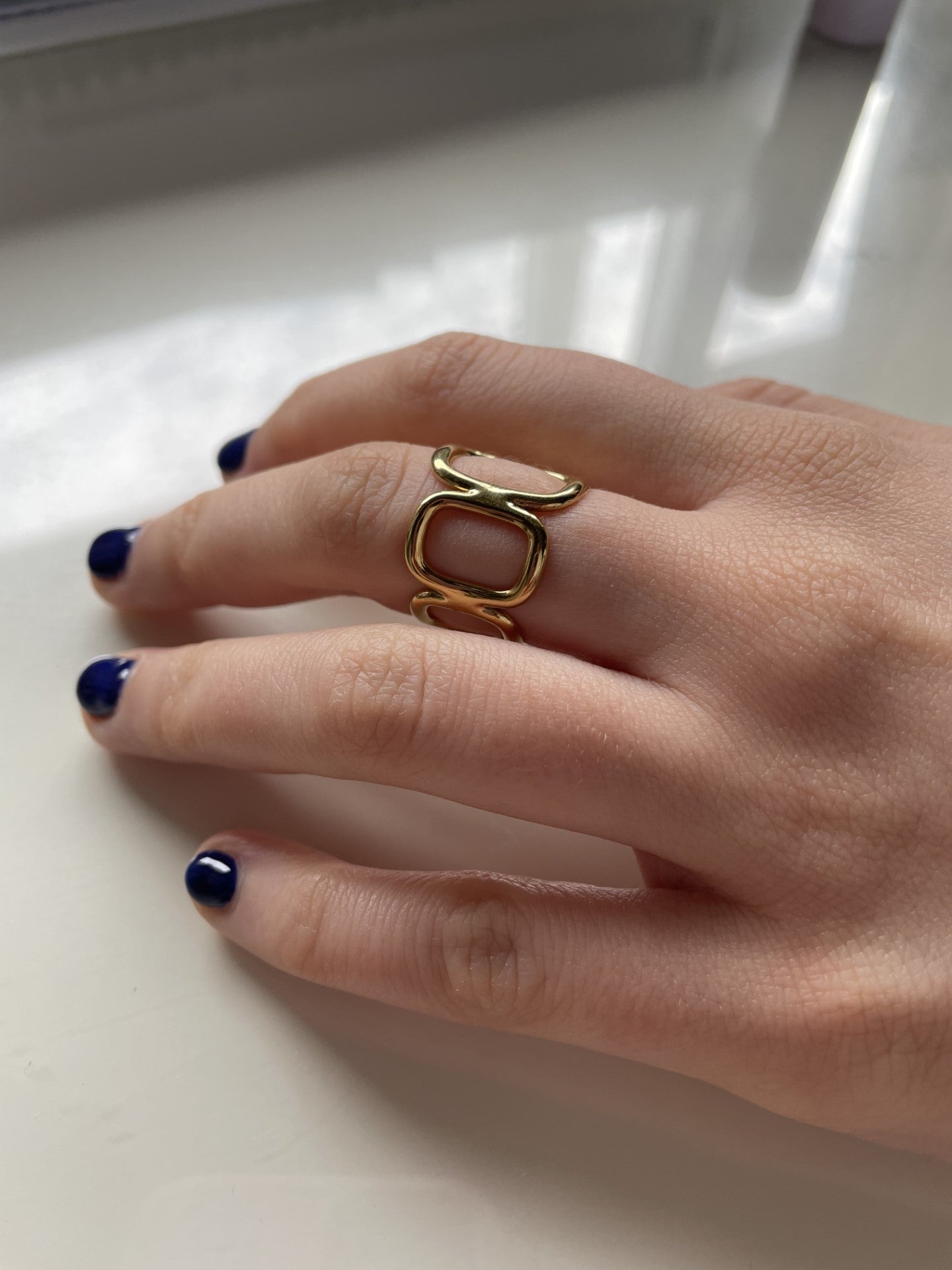 Anillo ajustable con óvalos de acero inoxidable en oro