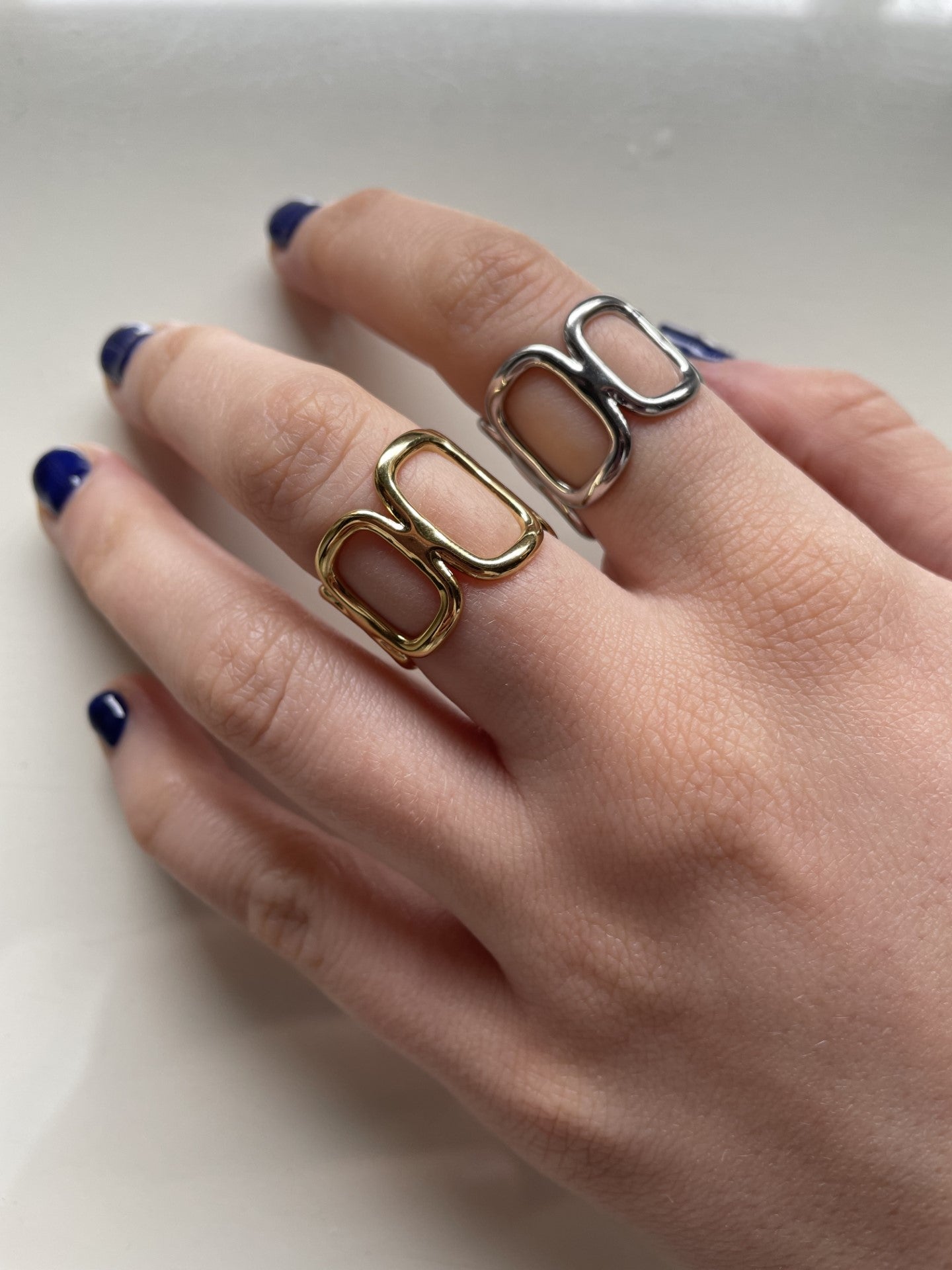 Anillo ajustable con óvalos de acero inoxidable en plata