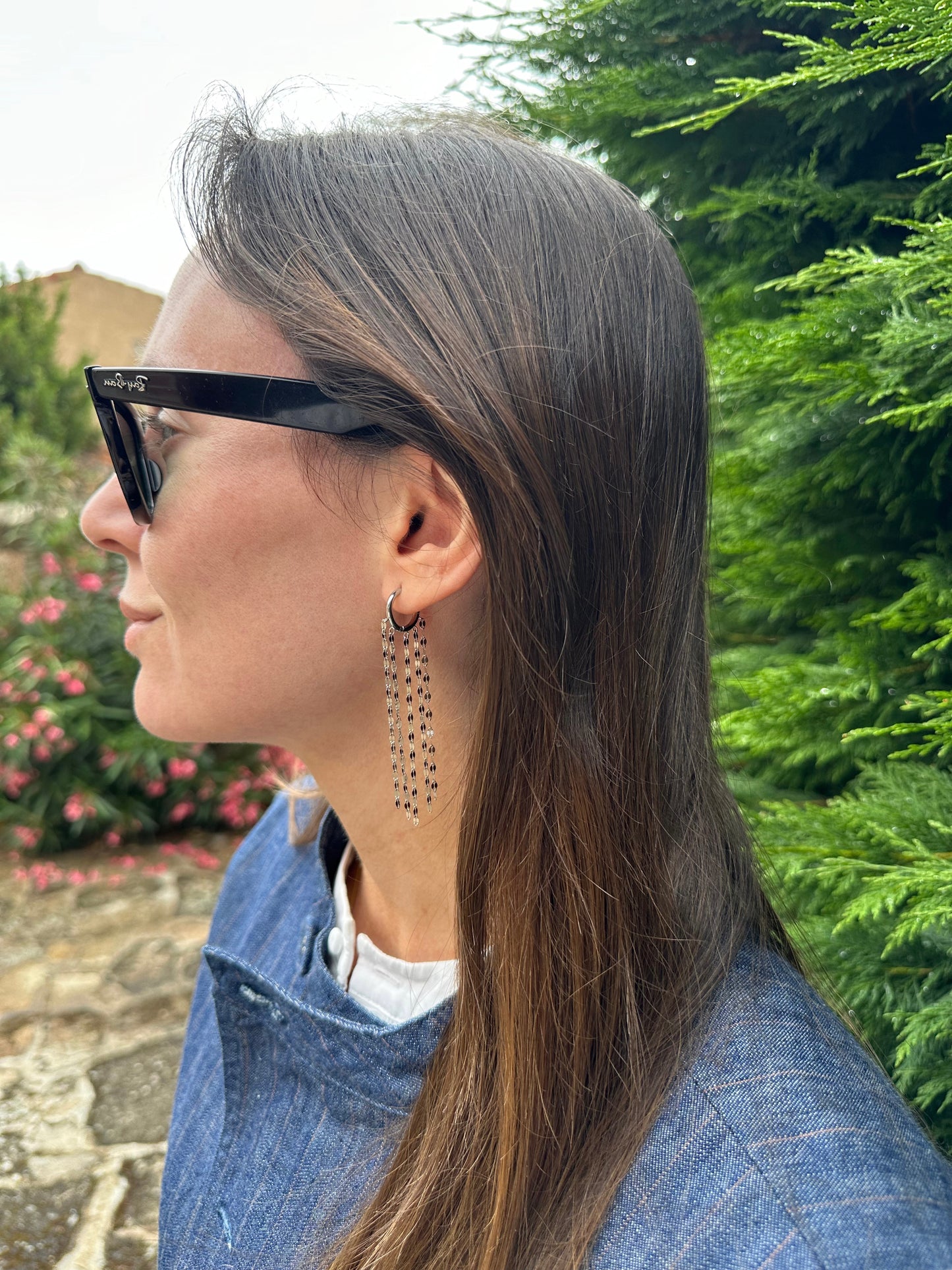 Pendientes de acero inoxidable en color plata. Estos pendientes son perfectos para elevar tus looks. Constan de un arito con 5 cadenas colgando, tienen mucho movimiento. Son hipoalergénicos.