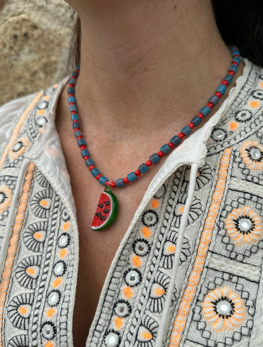 Collar con cerámica azul, bolitas rojas y sandía de cristal