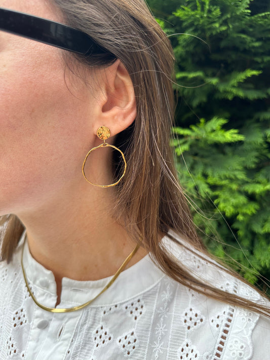 Pendientes de acero inoxidable en color oro. Estos pendientes son perfectos para elevar tus looks en eventos. Son hipoalergénicos.