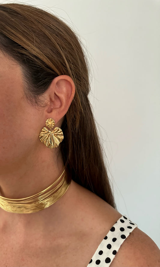 Pendientes para invitada de acero inoxidable en color oro. Estos pendientes son perfectos para elevar tus looks en eventos. Son hipoalergénicos.