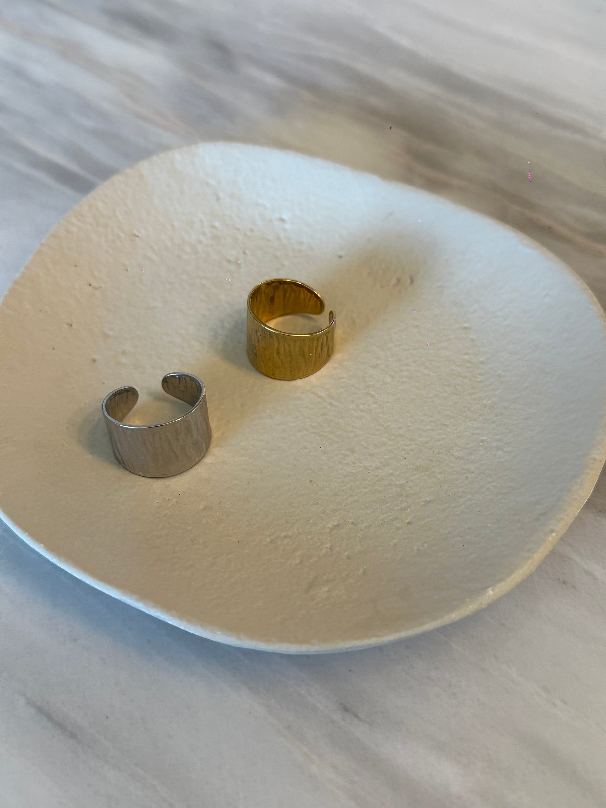 Anillo de acero inoxidable ajustable en dorado o en plata