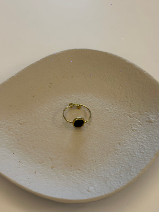 Anillo de acero inoxidable en dorado ajustable con piedra negra