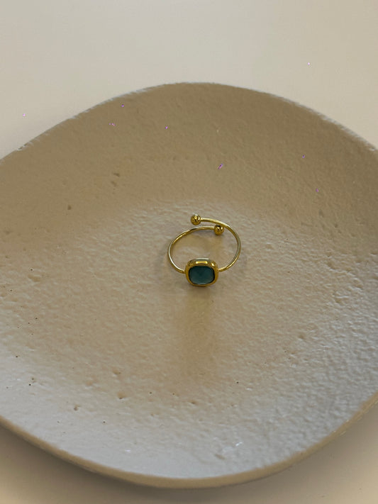 Anillo de acero inoxidable en dorado ajustable con piedra verde-agua