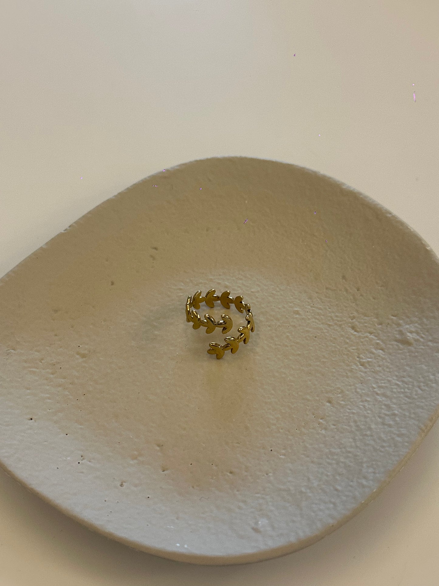 Anillo laurel de acero inoxidable ajustable en dorado