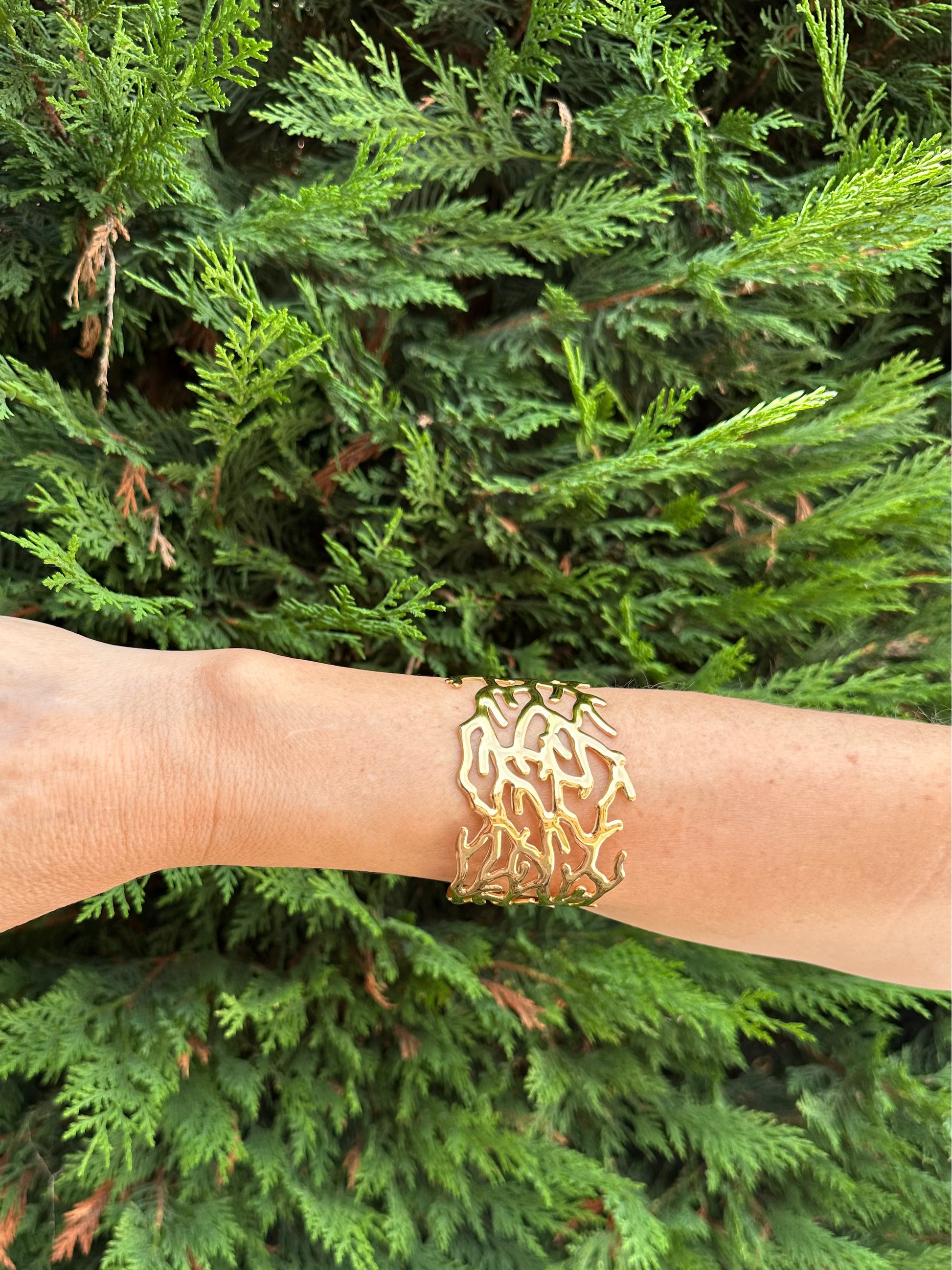 Brazalete de acero inoxidable ajustable. En color dorado.