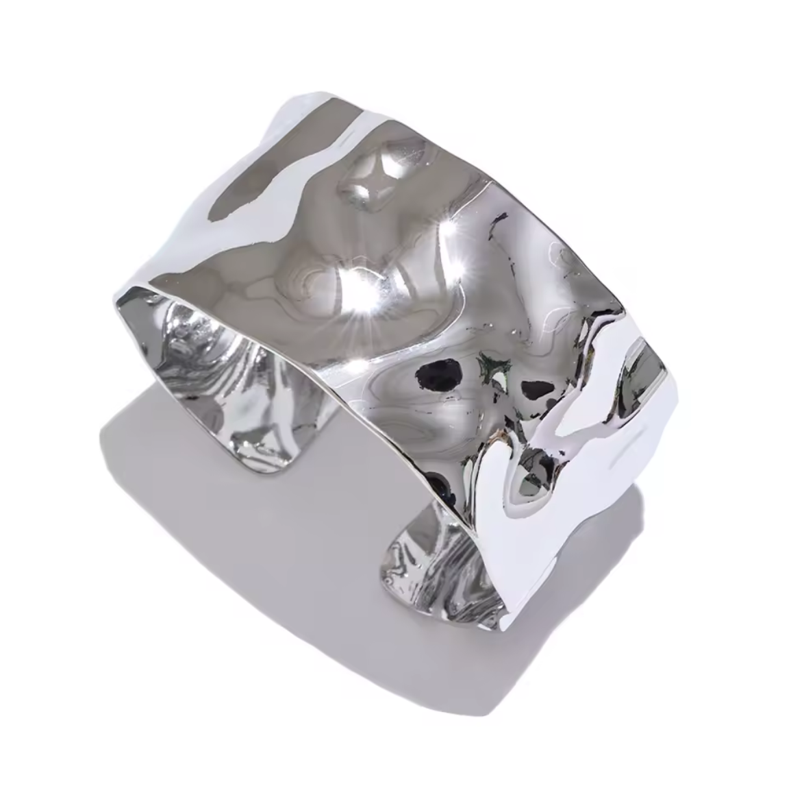 Brazalete de acero inoxidable ajustable. En color plateado.