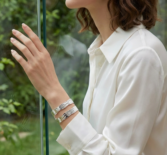 Brazalete de acero inoxidable ajustable. En color plateado. Diseño muy original.