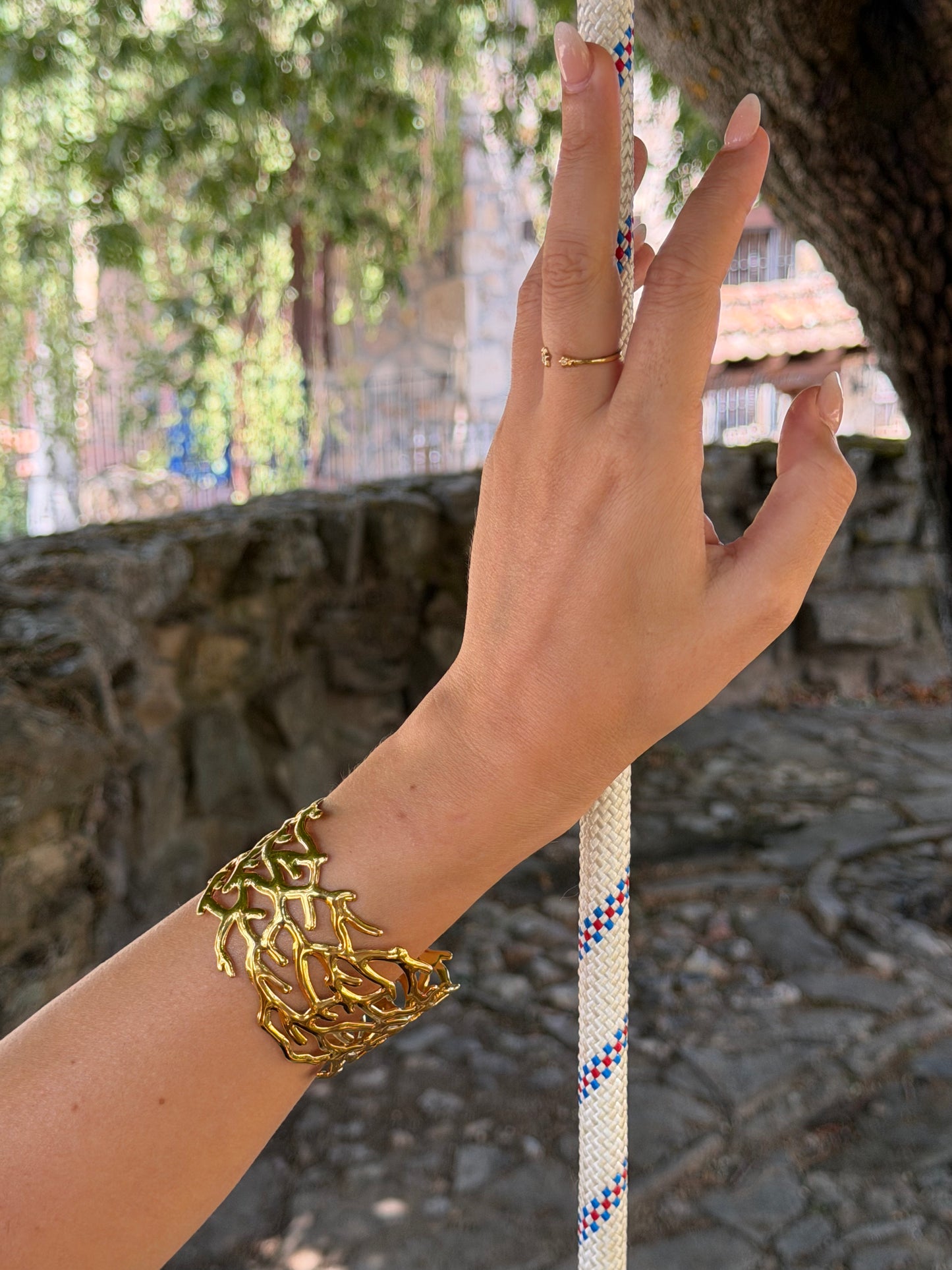 Brazalete de acero inoxidable ajustable. En color dorado.