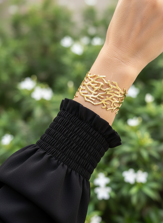 Brazalete de acero inoxidable ajustable. En color dorado.