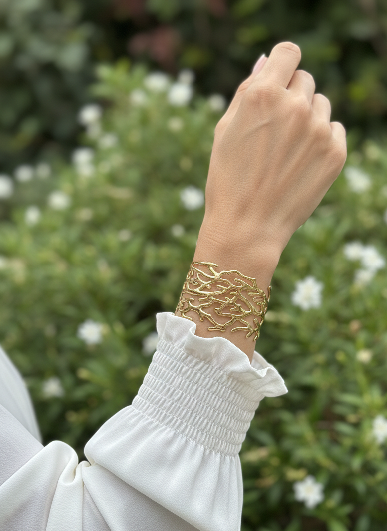 Brazalete de acero inoxidable ajustable. En color dorado.