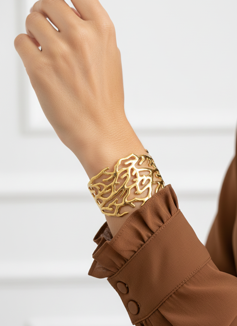 Brazalete de acero inoxidable ajustable. En color dorado.