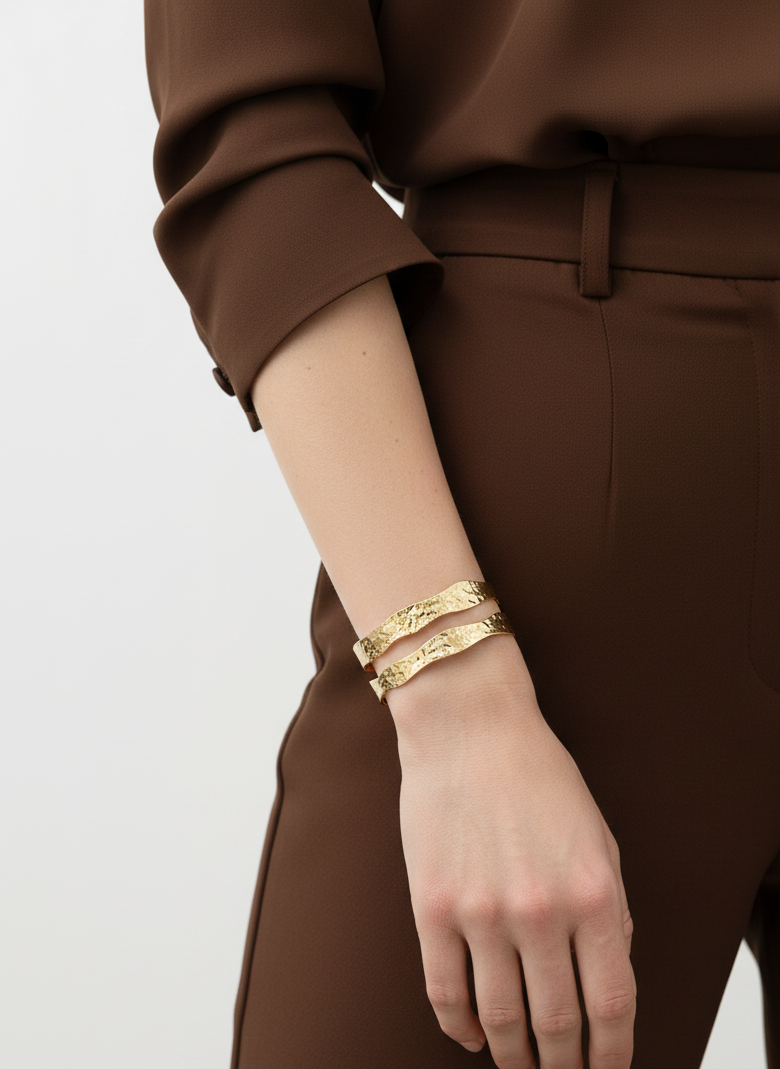 Brazalete de acero inoxidable ajustable. En color dorado. Diseño muy original.
