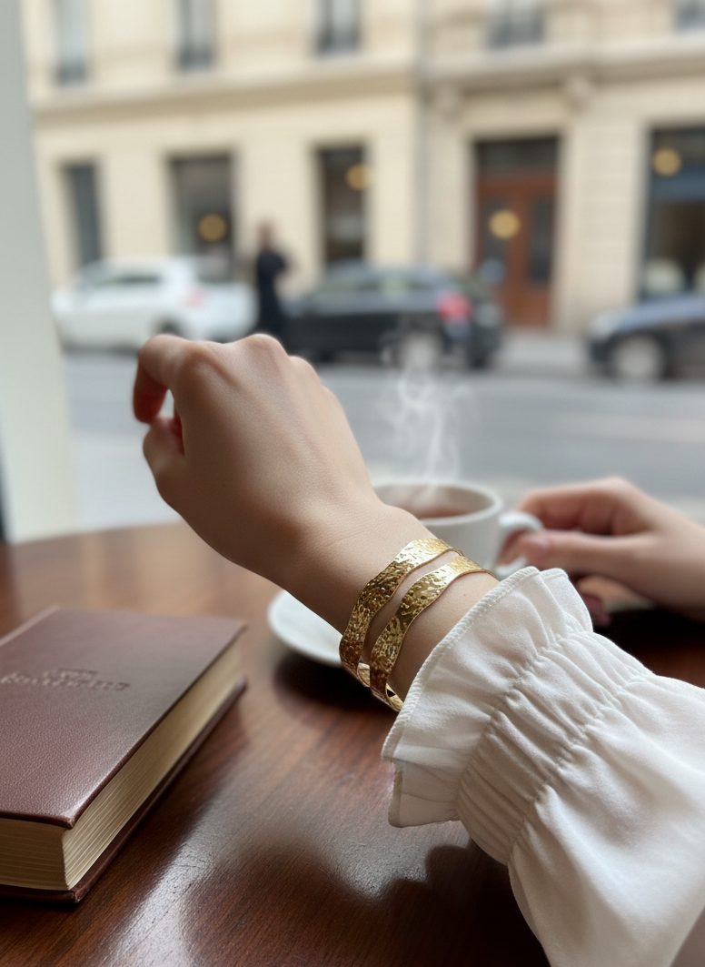 Brazalete de acero inoxidable ajustable. En color dorado. Diseño muy original.