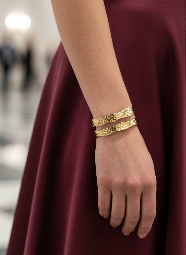 Brazalete de acero inoxidable ajustable. En color dorado. Diseño muy original.