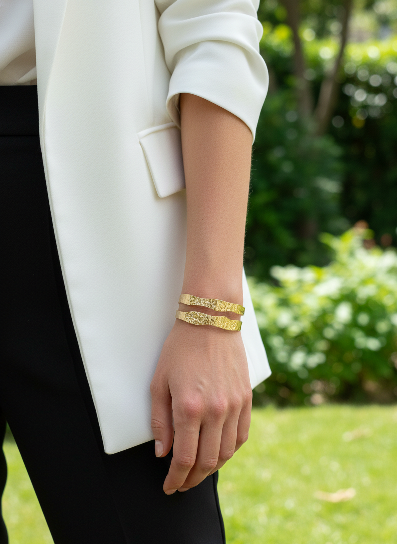 Brazalete de acero inoxidable ajustable. En color dorado. Diseño muy original.