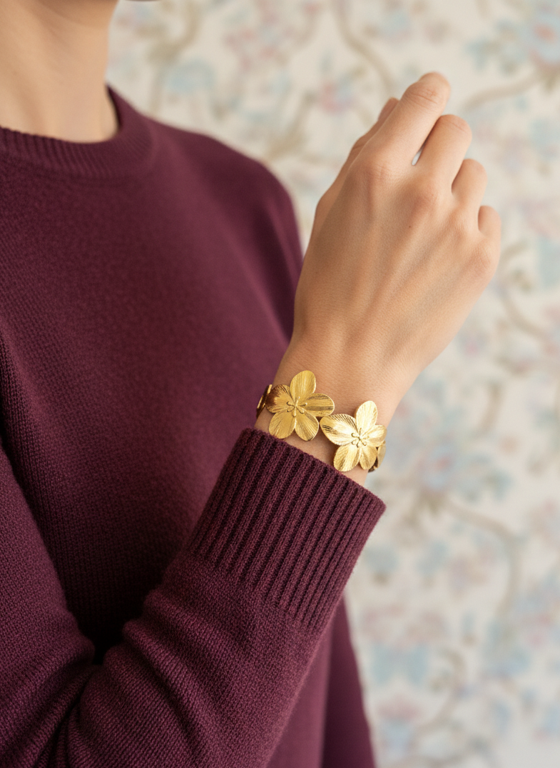 Brazalete de acero inoxidable ajustable. En color dorado. Diseño muy original con flores.